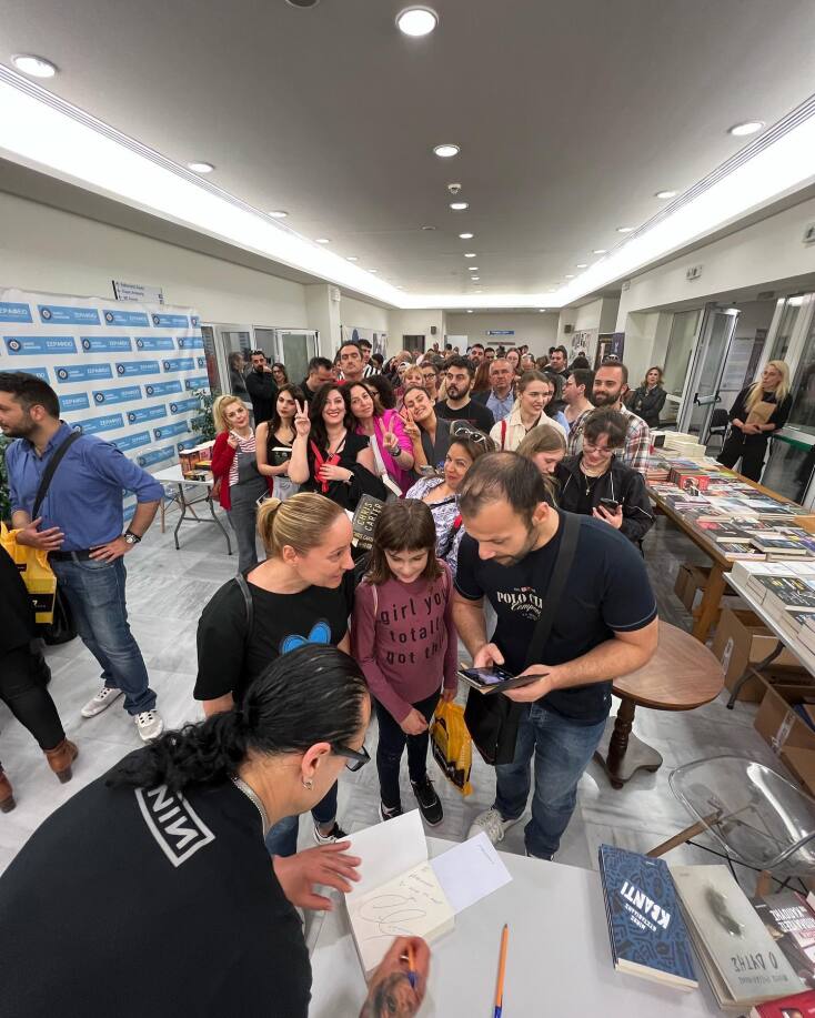 Η επίσκεψη του συγγραφέα crime fiction Κρις Κάρτερ στην Αθήνα και η συζήτησή του στο Agatha Φεστιβάλ Αστυνομικής Λογοτεχνίας, με αφορμή την έκδοση του δέκατου βιβλίου του στα ελληνικά «Ο Γρίφος του Κακού» από τις εκδόσεις Bell.