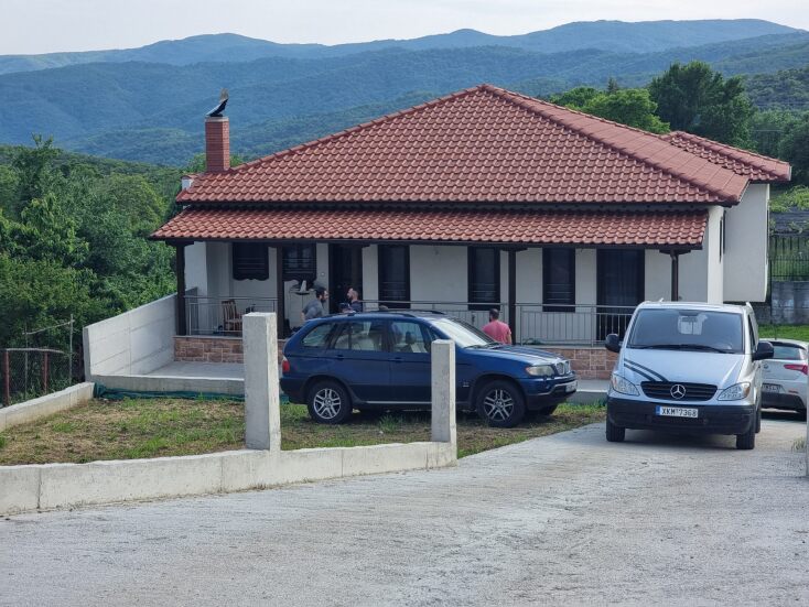 Το σπίτι όπου καταγράφηκε η γυναικοκτονία και η αυτοκτονία του δράστη στη Χαλκιδική