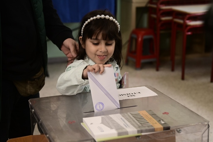 Κοριτσάκι βάζει το ψηφοδέλτιο με την επιλογή της μητέρας της στην κάλπη