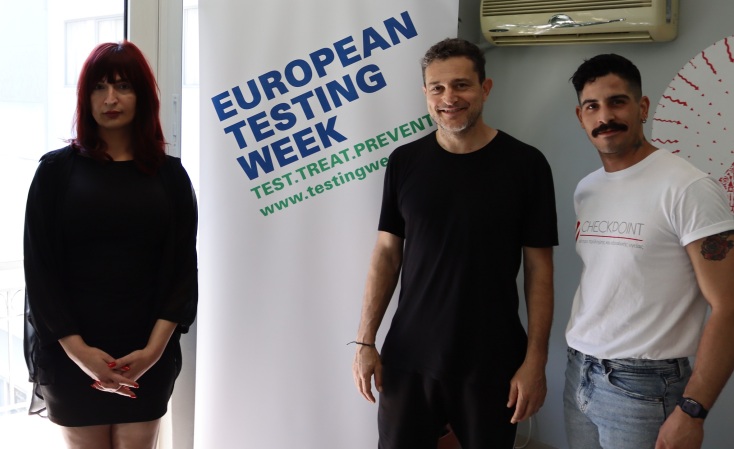 Ο Βασίλης Μπισμπίκης, ο Γιώργος Καραμίχος και ο Σπύρος Χατζηαγγελάκης εξετάζονται για HIV - Έστειλαν το μήνυμα ότι η εξέταση είναι κάτι απλό όσο και ουσιώδες.