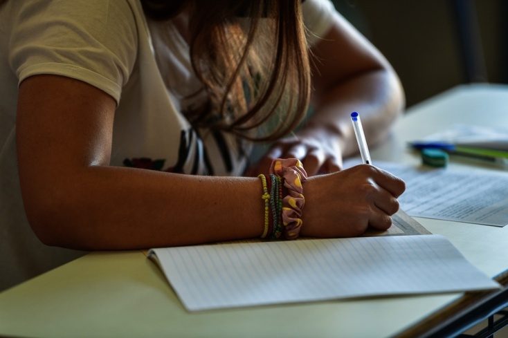 Υποψήφια των Πανελληνίων γράφει στο τετράδιο απαντήσεων