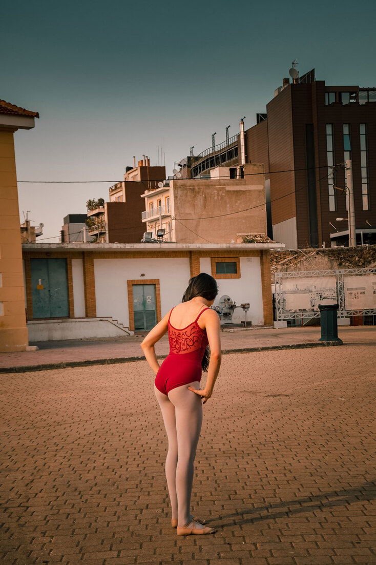 Γυναίκα με κόκκινο κορμάκι