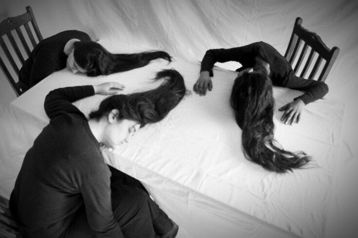 ασπρόμαυρη φωτογραφία κοριτσιών που έχουν ξαπλώσει τα κεφάλια τους σε τραπέζι