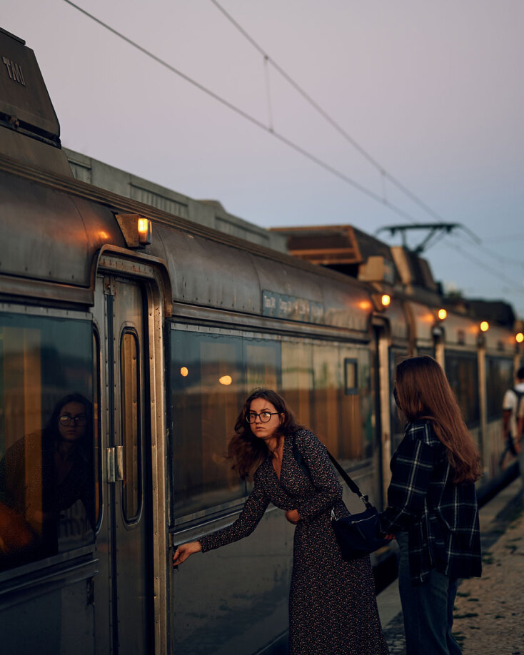 Γυναίκες ετοιμάζονται να μπουν σε τρένο