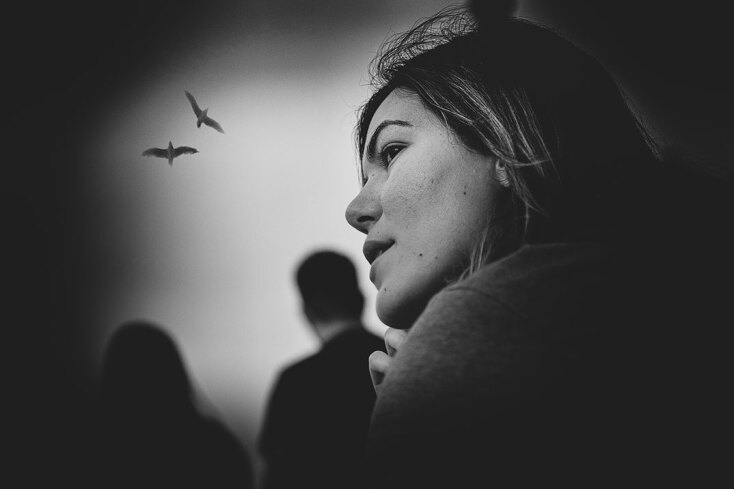 Ασπρόμαυρη φωτογραφία γυναίκας σε προφιλ