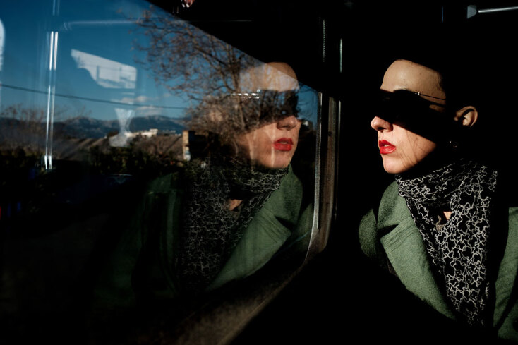 Γυναίκα καθρεπτίζεται σε παράθυρο τρένου