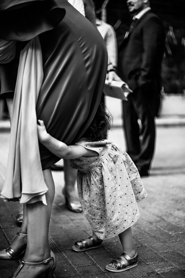 Ασπρόμαυρη φωτογραφία παιδιού που κρύβεται στο φουστάνι της μαμάς του