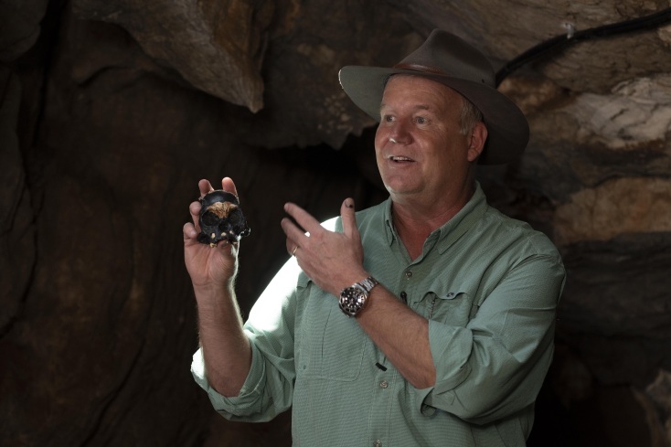 Νότια Αφρική: Ο παλαιοντολόγος Λι Μπέργκερ υποστηρίζει ότι ανακάλυψε ταφές παλαιότερες κατά τουλάχιστον 100.000 έτη από εκείνες του Homo sapiens.