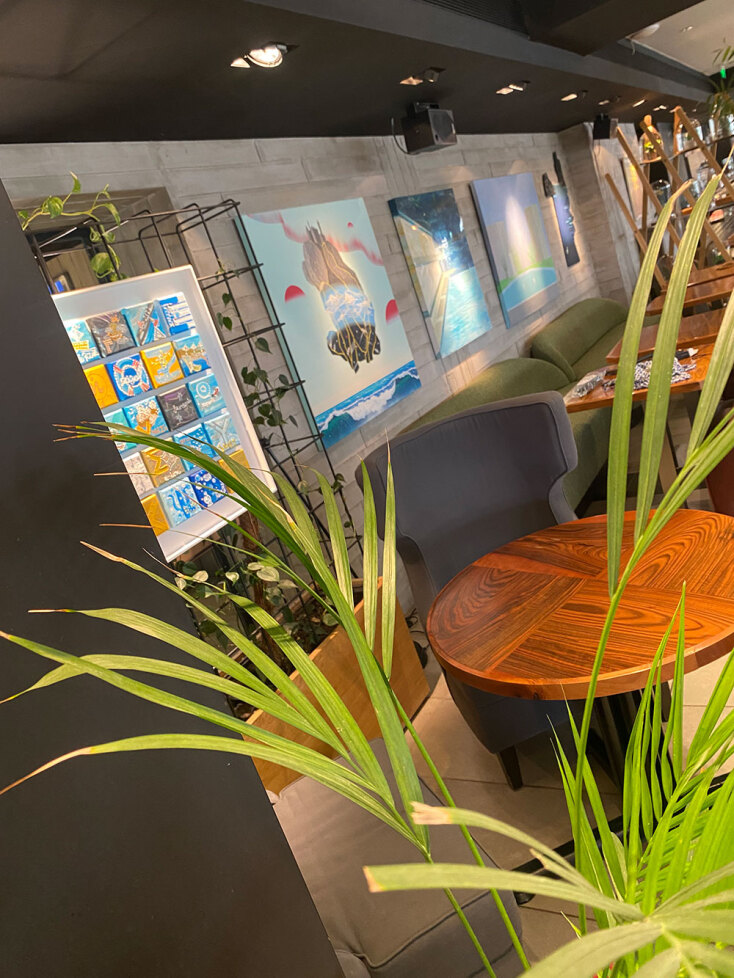 «Μια θάλασσα στο κέντρο της πόλης»: Η γκαλερί Artshot – Sophia Gaitani παρουσιάζει την ομαδική έκθεση στο Upper House Athens