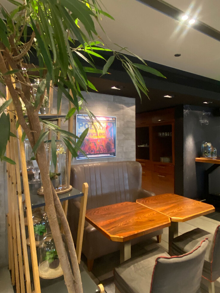 «Μια θάλασσα στο κέντρο της πόλης»: Η γκαλερί Artshot – Sophia Gaitani παρουσιάζει την ομαδική έκθεση στο Upper House Athens