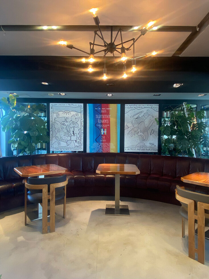 «Μια θάλασσα στο κέντρο της πόλης»: Η γκαλερί Artshot – Sophia Gaitani παρουσιάζει την ομαδική έκθεση στο Upper House Athens