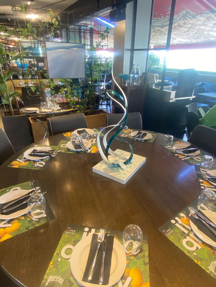 «Μια θάλασσα στο κέντρο της πόλης»: Η γκαλερί Artshot – Sophia Gaitani παρουσιάζει την ομαδική έκθεση στο Upper House Athens