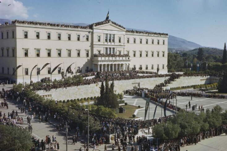 Η πλατεία του Αγνώστου Στρατιώτου, μπροστά στην πλατεία Συντάγματος, στους εορτασμούς για την απελευθέρωση μετά τον Β΄ Παγκόσμιο Πόλεμο (18 Οκτωβρίου 1944)