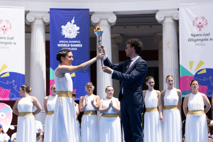 Παράδοση της Φλόγας, από την Πρωθιέρεια, Ηλιάνα Συμεωνίδη στον Διευθύνοντα Σύμβουλο των Παγκόσμιων Αγώνων Special Olympics Βερολίνο 2023,  κ. Sven Albrecht