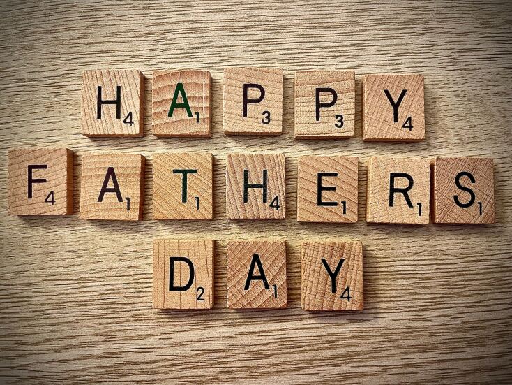 Κυβάκια με γράμματα σχηματίζουν τη λέξη «Happy Father's Day» - «Χαρούμενη Γιορτή του Πατέρα»