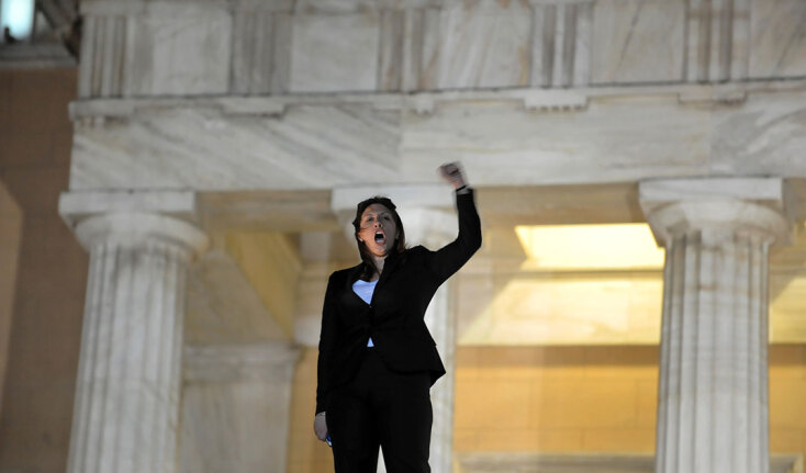 Η Ζωή Κωνσταντοπούλου χαιρετά τη συγκέντρωση υπέρ του «Όχι» στο δημοψήφισμα από το περιστύλιο της Βουλής © EUROKINISSI/ΤΑΤΙΑΝΑ ΜΠΟΛΑΡΗ