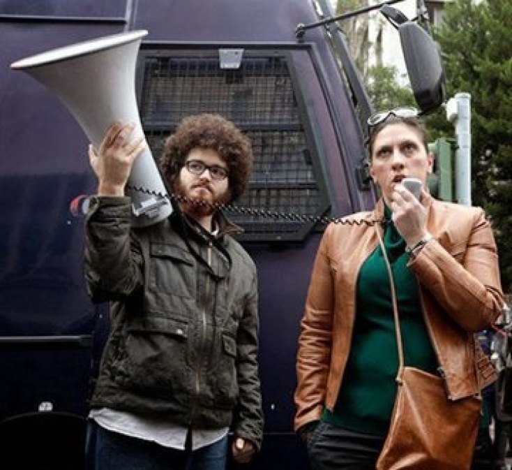 O «αφάνας» του ΣΥΡΙΖΑ που είχε φραστικό επεισόδιο με την ΠτΔ - Η ντουντούκα της Κωνσταντοπούλου και η επίθεση σε πολιτικό γραφείο  Φωτογραφίες που κυκλοφόρησαν μετά το επεισόδιο στα social media, δείχνουν ότι ο ένας από τα δύο μέλη της νεολαίας του ΣΥΡΙΖΑ Μεσσηνίας είναι ο φοιτητής με την αφάνα που κρατούσε μια ντουντούκα δίπλα από τη Ζωή Κωνσταντοπούλου, όταν η τελευταία ήταν βουλευτής του ΣΥΡΙΖΑ.  Ο Μιλτιάδης Βαρβιτσιώτης, σε ανάρτησή του αναδημοσίευσε παλαιότερα δημοσιεύματα για τον νεαρό που