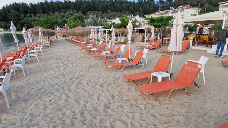 Beach bar Island στη Θάσο, στο Παλιό Λιμάνι, στον Λιμένα - Η χαλαρή ατμόσφαιρα και η ωραία θάλασσα 