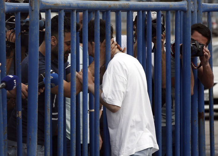 Εξαντλημένοι και φοβισμένοι οι επιζώντες του ναυαγίου στην Πύλο ψάχνουν τους δικούς τους