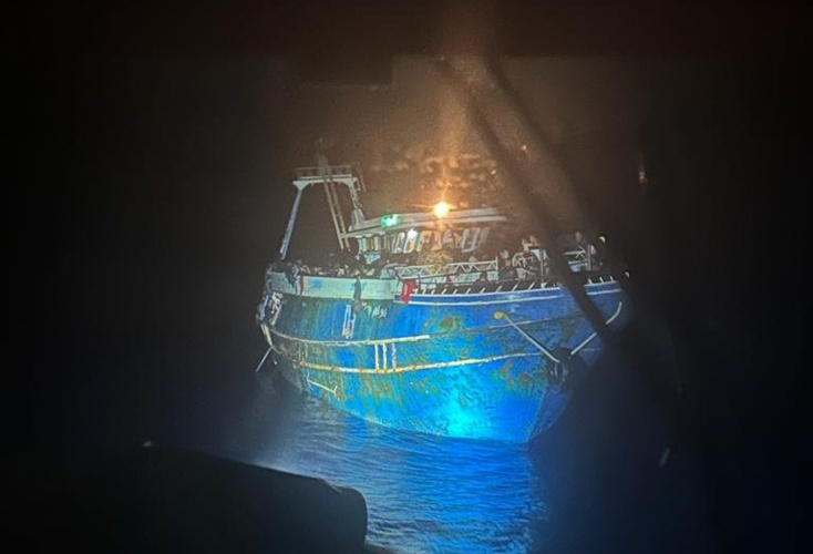 Το σκάφος κατάφορτο με μετανάστες λίγες ώρες πριν το ναυάγιο - Λήψη από όχημα του Λιμενικού Σώματος