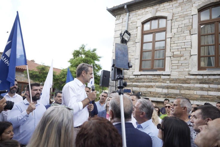 Ο Κυριάκος Μητσοτάκης σε προεκλογική περιοδεία στη Χαλκιδική