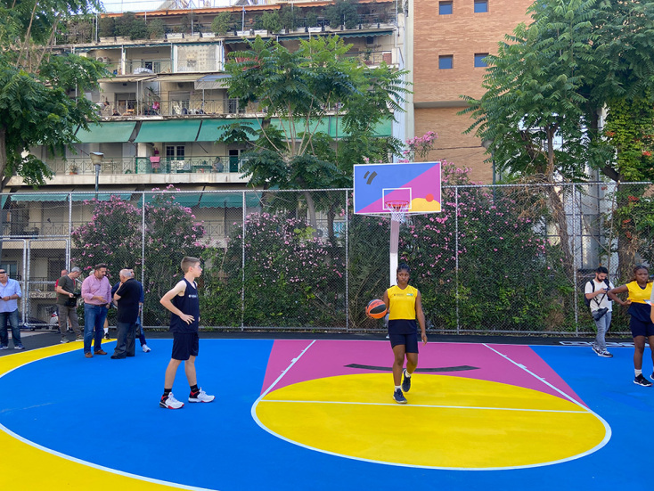 Στιγμιότυπο από τα εγκαίνια των ανακαινισμένων γήπεδων στα Κάτω Πατήσια. 