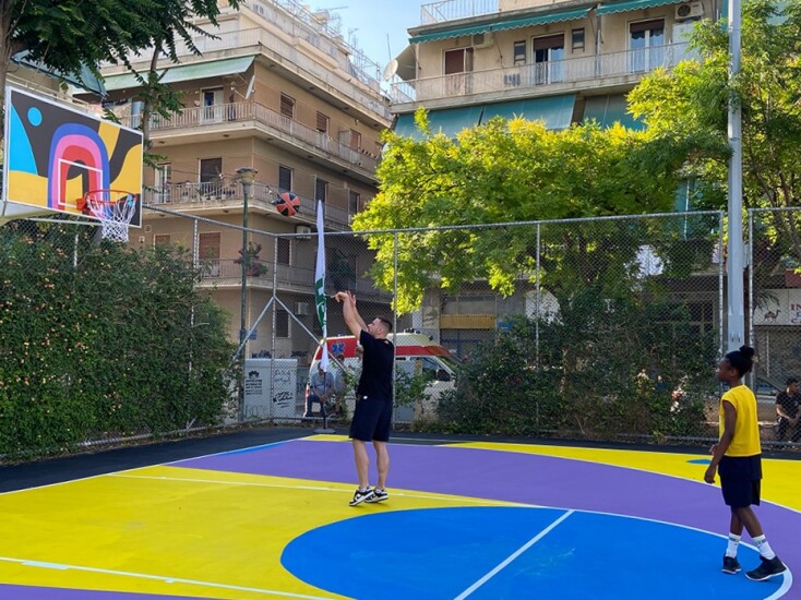 Στιγμιότυπο από τα εγκαίνια των ανακαινισμένων γήπεδων στα Κάτω Πατήσια. 