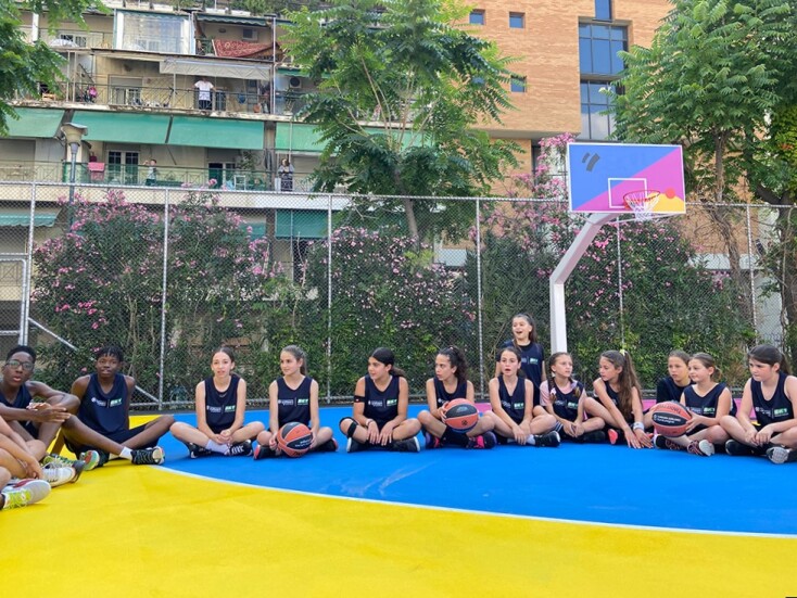 Στιγμιότυπο από τα εγκαίνια των ανακαινισμένων γήπεδων στα Κάτω Πατήσια. 