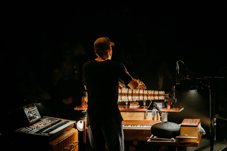 Nils Frahm: O Γερμανός συνθέτης μιλάει για το νέο άλμπουμ «Music for Animals», την ηχογράφησή του με τη σύζυγό του Nina, την κλασική μουσική.