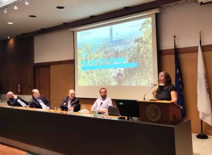 Η πρώην αντιδήμαρχος Βιέννης Μαρία Βασιλάκου στο βήμα και δίπλα της ο A. Kleinhans (Fraunhofer/ISE), ο Η. Ευθυμιόπουλος (Clima21), ο Δ. Πρωτοψάλτου (ΚΠΙΣΝ) και ο Γ. Μισαηλίδης (ΔΑΑ)