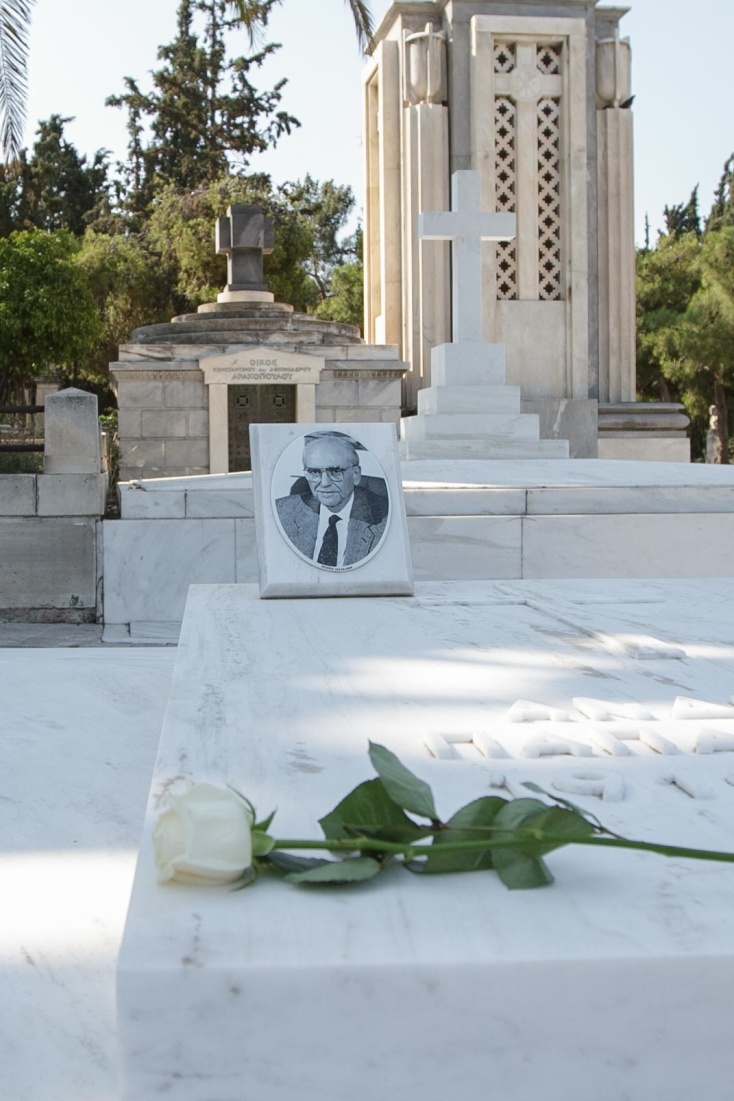 Το λευκό τριαντάφυλλο που άφησε στον τάφο του Ανδρέα Παπανδρέου ο Νίκος Ανδρουλάκης