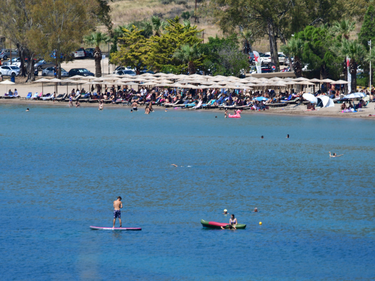 Ποιες εκλογές; Χαμός στις παραλίες, ο κόσμος «ψήφισε» θάλασσα