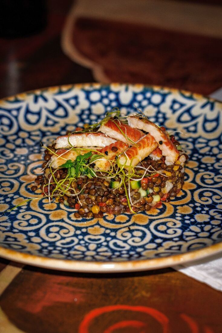 Καπνιστό χέλι με φακές μπελούγκα