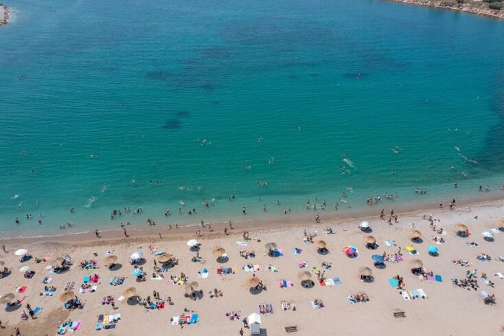 Έτοιμες να υποδεχθούν τους λουόμενους οι παραλίες της Γλυφάδας