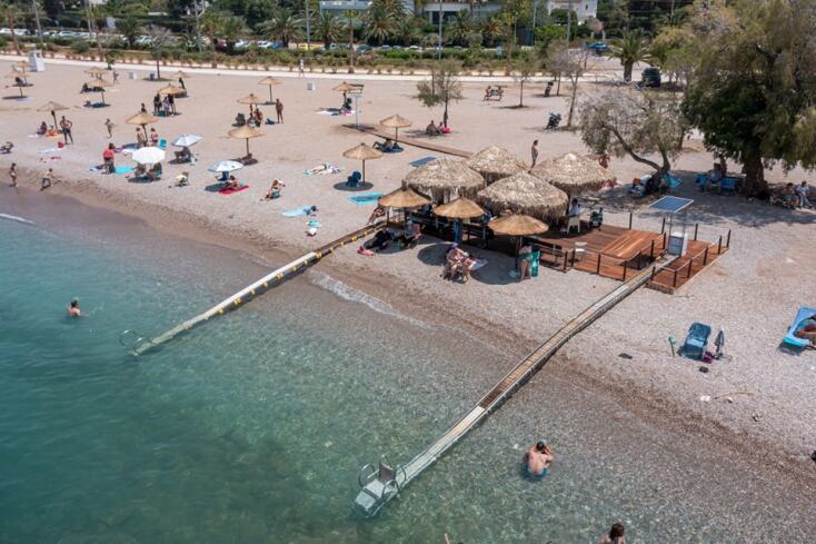 Έτοιμες να υποδεχθούν τους λουόμενους οι παραλίες της Γλυφάδας