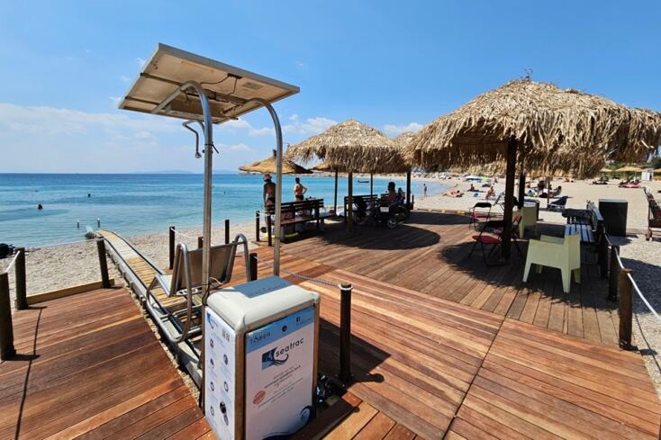 Έτοιμες να υποδεχθούν τους λουόμενους οι παραλίες της Γλυφάδας