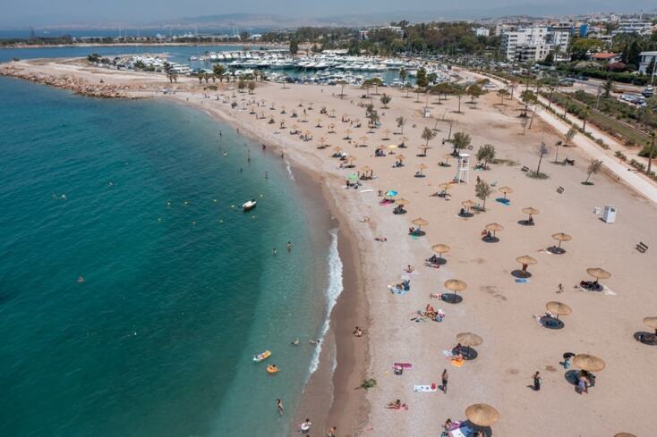 Έτοιμες να υποδεχθούν τους λουόμενους οι παραλίες της Γλυφάδας