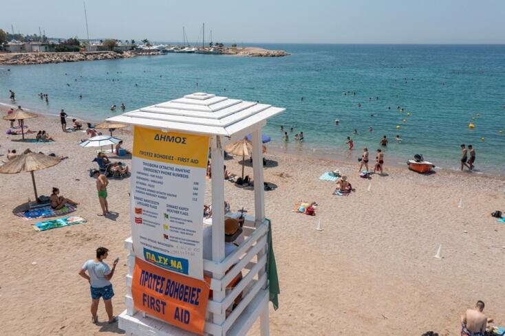 Έτοιμες να υποδεχθούν τους λουόμενους οι παραλίες της Γλυφάδας