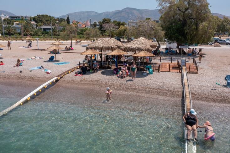 Έτοιμες να υποδεχθούν τους λουόμενους οι παραλίες της Γλυφάδας