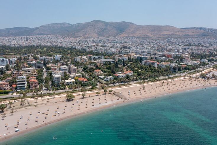 Έτοιμες να υποδεχθούν τους λουόμενους οι παραλίες της Γλυφάδας