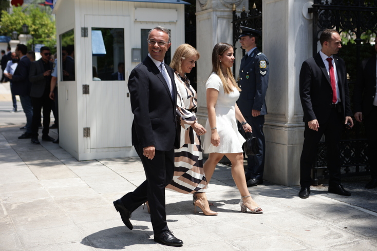 Ο νέος υπουργός Υποδομών και Μεταφορών, Χρήστος Σταϊκούρας, με τη σύζυγο και την κόρη τους προσέρχεται στην ορκωμοσία της κυβέρνησης