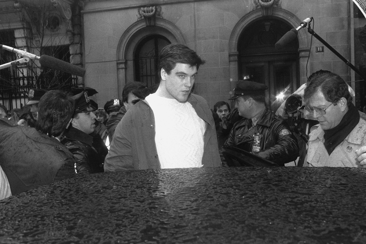 Ο Ρόμπερτ Τσέιμπερς κατά τη σύλληψή του φορώντας αλεξίσφαιρο γιλέκο