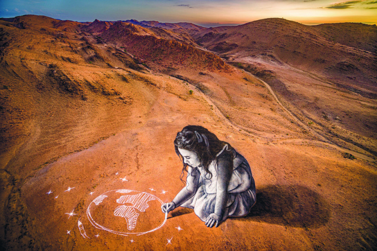 Ο Γάλλος καλλιτέχνης Saype δημιουργεί, εμπνευσμένος από  τη συλλογή BIOCERAMIC MoonSwatch – μια συλλογή με ρολόγια που μοιάζουν με αντιστοιχίες του πλανητικού μας συστήματος – δύο γιγάντιες εικόνες στη φύση με βιοδιασπώμενο χρώμα.  