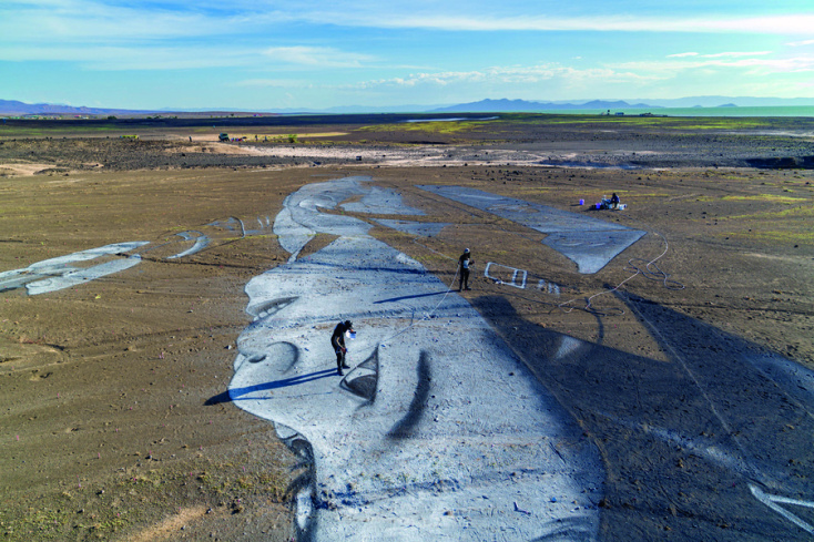 Ο Γάλλος καλλιτέχνης Saype δημιουργεί, εμπνευσμένος από  τη συλλογή BIOCERAMIC MoonSwatch – μια συλλογή με ρολόγια που μοιάζουν με αντιστοιχίες του πλανητικού μας συστήματος – δύο γιγάντιες εικόνες στη φύση με βιοδιασπώμενο χρώμα. 