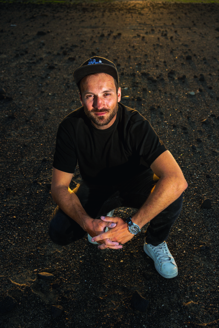 Ο Γάλλος καλλιτέχνης Saype δημιουργεί, εμπνευσμένος από  τη συλλογή BIOCERAMIC MoonSwatch – μια συλλογή με ρολόγια που μοιάζουν με αντιστοιχίες του πλανητικού μας συστήματος – δύο γιγάντιες εικόνες στη φύση με βιοδιασπώμενο χρώμα.  