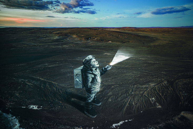 Ο Γάλλος καλλιτέχνης Saype   δημιουργεί, εμπνευσμένος από  τη συλλογή BIOCERAMIC MoonSwatch – μια συλλογή με ρολόγια που μοιάζουν με αντιστοιχίες του πλανητικού μας συστήματος – δύο γιγάντιες εικόνες στη φύση με βιοδιασπώμενο χρώμα. 