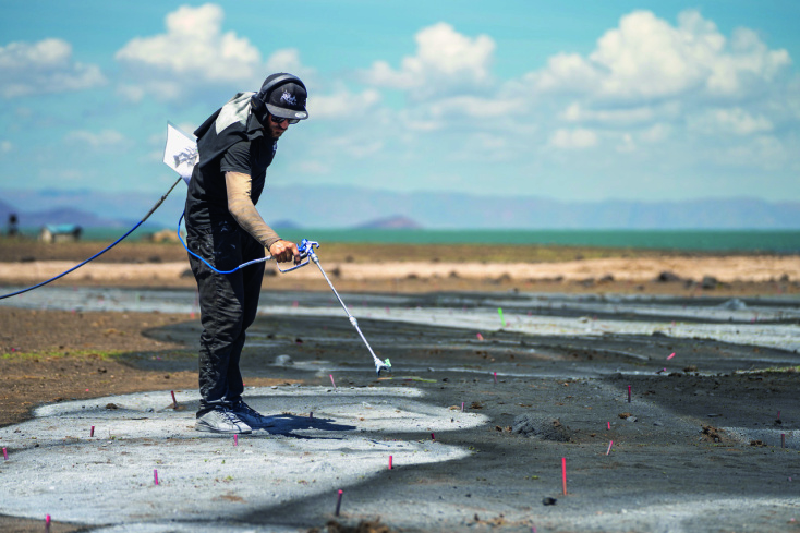 Ο Γάλλος καλλιτέχνης Saype δημιουργεί, εμπνευσμένος από  τη συλλογή BIOCERAMIC MoonSwatch – μια συλλογή με ρολόγια που μοιάζουν με αντιστοιχίες του πλανητικού μας συστήματος – δύο γιγάντιες εικόνες στη φύση με βιοδιασπώμενο χρώμα.  