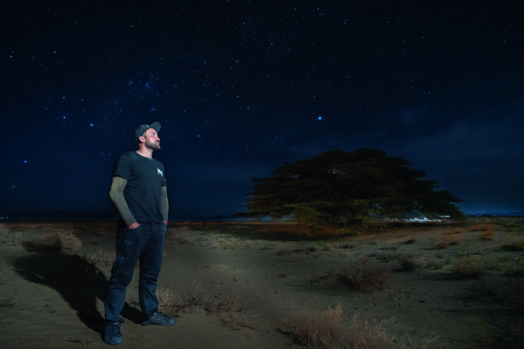 Ο Γάλλος καλλιτέχνης Saype δημιουργεί, εμπνευσμένος από  τη συλλογή BIOCERAMIC MoonSwatch – μια συλλογή με ρολόγια που μοιάζουν με αντιστοιχίες του πλανητικού μας συστήματος – δύο γιγάντιες εικόνες στη φύση με βιοδιασπώμενο χρώμα.  