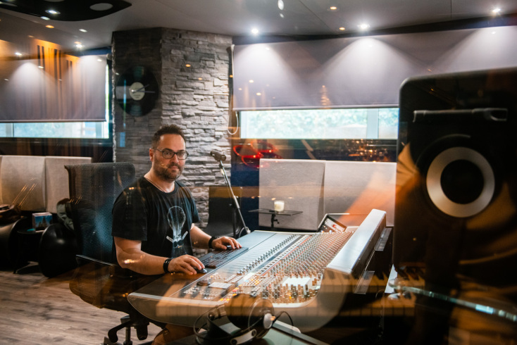 Επίσκεψη στο Studio Nikta: Ο μουσικός παραγωγός Τάσος Κατσούλης μιλά για τη διαδικασία ηχογράφησης, την παραγωγή και την ολοκλήρωση ενός άλμπουμ