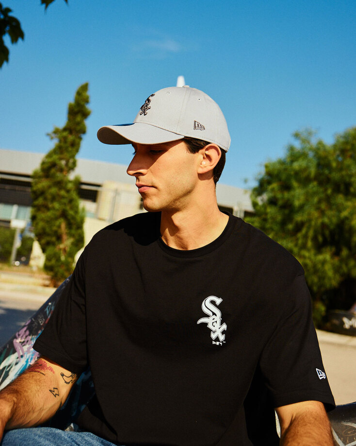 Μοντέλο με καπέλο New Era